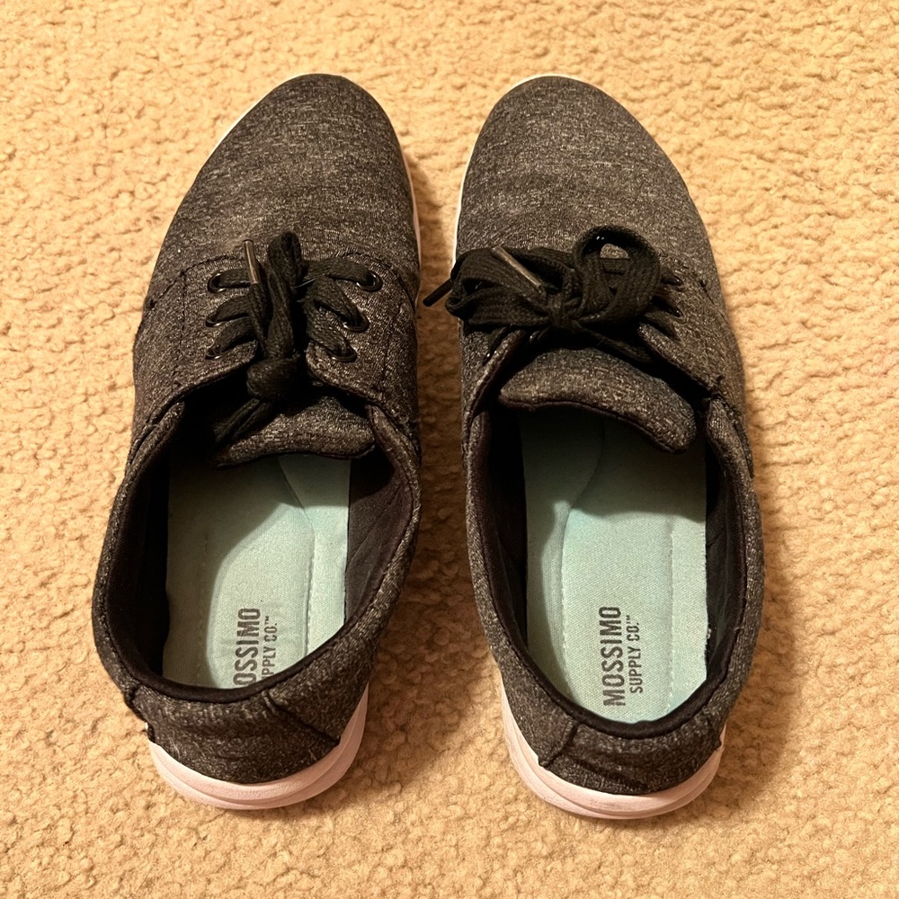 Tennis shoes